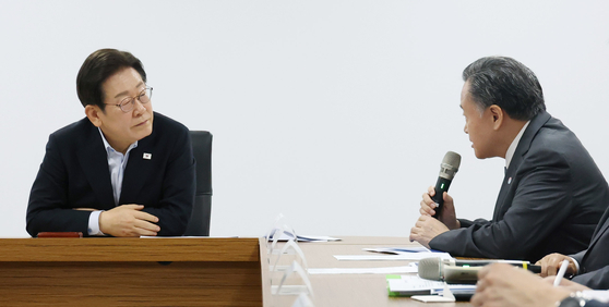 이재명 대통령이 25일 열린 '산업재해 근절 현장 노사간담회'에서 허영인 SPC그룹 회장의 발언을 경청하고 있다. 대통령실사진기자단 