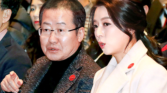 2018년 당시 홍준표 자유한국당 대표와 배현진 대변인이 보수 진영 싱크탱크 ‘프리덤코리아포럼’ 창립식에 참석해 대화하는 모습. 뉴스1