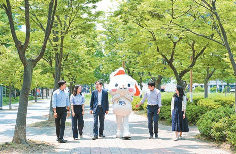 정정훈 캠코 사장(왼쪽에서 세 번째)이 직원들과 걸음 기부 행사에 참여하고 있다. 캠코는 기부 목표 걸음 수(한 달간 2억 걸음)를 2배 이상 초과 달성했다. [사진 한국자산관리공사]