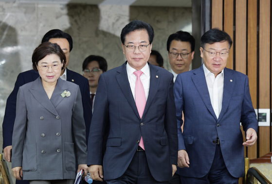 송언석 국민의힘 비상대책위원장 겸 원내대표가 29일 서울 여의도 국회에서 열린 원내대책회의에 참석하고 있다. 뉴스1