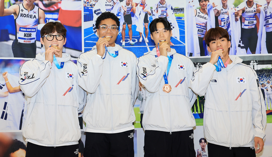U대회 400ｍ 계주에서 금메달을 딴 대표팀. 왼쪽부터 서민준, 나마디 조엘진, 이재성, 김정윤. 뉴스1