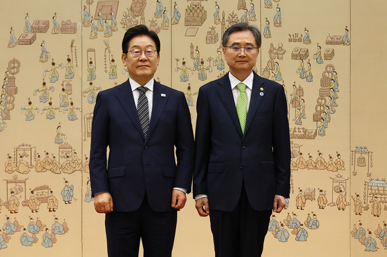이재명 대통령이 지난 23일 서울 용산 대통령실 청사에서 열린 임명장 및 위촉장 수여식에서 조현 외교부 장관에게 임명장을 수여한 뒤 기념촬영하고 있다. 대통령실사진기자단=김현동 기자