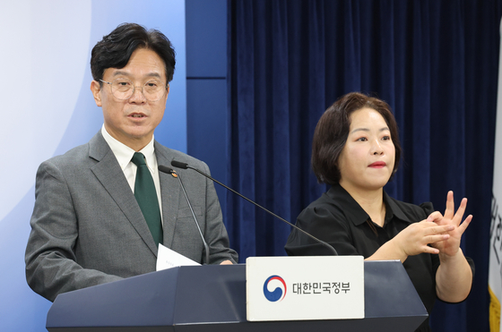 김영훈 고용노동부 장관이 29일 서울 종로구 정부서울청사에서 노동조합 및 노동관계조정법 개정안 관련 브리핑을 하고 있다. 뉴스1