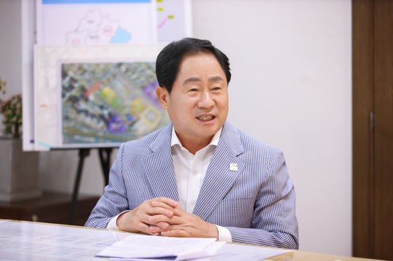 주광덕 남양주시장은 지난 24일 남양주시장실에서 중앙일보와 인터뷰를 갖고 “첫 공공분양을 앞두고 있는 왕숙신도시는 GTX-B노선과 지하철 9호선 연장 등 광역교통망과 첨단산업 기능이 집약된 수도권 동북부의 미래형 자족도시로 조성되고 있다”고 말했다. 사진 남양주시