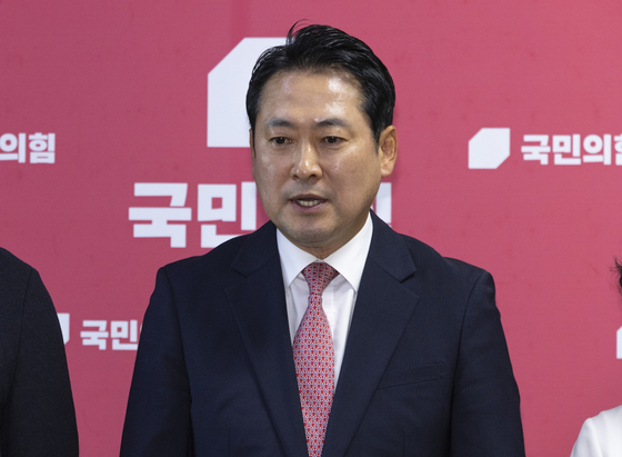 국민의힘 법사위원인 장동혁의원이 28일 국회에서 열린 법제사법위원회 제1소위원회에서 여당의 주도로 상법 추가 개정안이 통과된 뒤 가진 기자회견에서 발언하고 있다. 연합뉴스