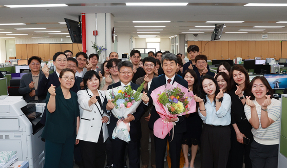 이주호 사회부총리 겸 교육부 장관이 29일 정부 세종청사 교육부에서 퇴임식을 갖고 직원들과 기념 촬영하고 있다. 교육부