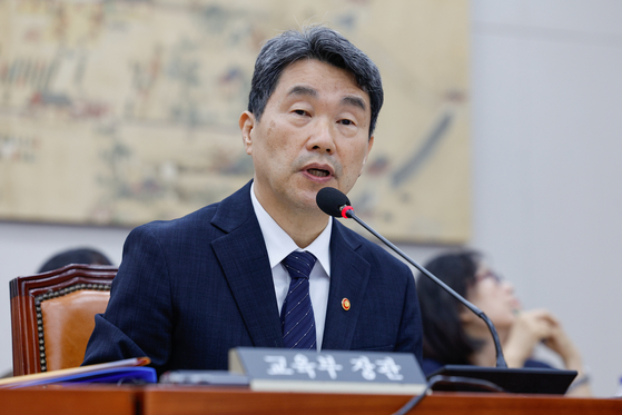 이주호 사회부총리 겸 교육부 장관이 지난 10일 서울 여의도 국회 교육위원회에서 열린 리박스쿨 청문회에 출석해 질문에 답하고 있다. 뉴스1