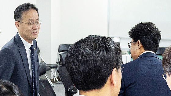  이형일 기획재정부 1차관이 29일 서울 여의도 국회 의원회관에서 열린 세제개편안 논의를 위한 당정협의에 참석해 진성준 더불어민주당 정책위의장과 인사하고 있다. 뉴스1