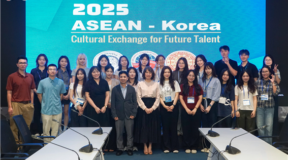 3개국 현지에서 22일간 진행된 ‘2025학년도 하계 한-아세안 인재양성 및 문화교류 프로그램’ 기간 중 베트남을 방문한 참가 학생들이 기념촬영을 하고 있다.