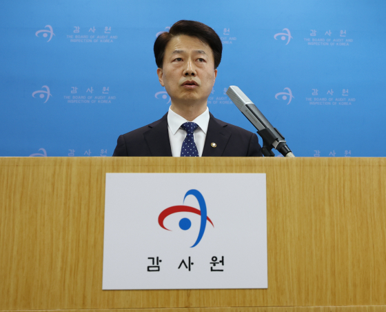 최달영 감사원 사무총장이 지난해 12월 서울 종로구 감사원에서 최재해 감사원장 탄핵 추진에 관한 긴급 브리핑을 하고 있다. 뉴스1