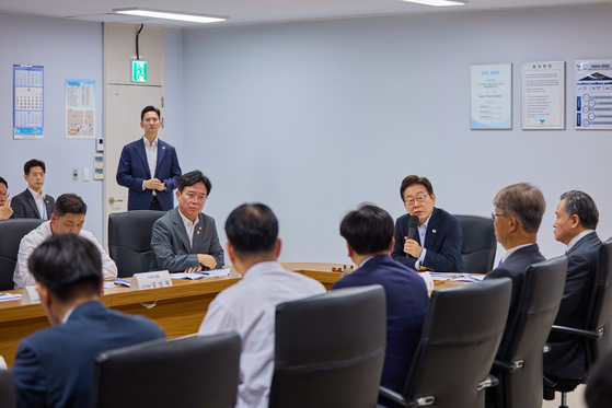 이재명 대통령이 지난 25일 경기 시흥시 SPC삼립 시화공장에서 열린 '산업재해 근절 현장 노사간담회'에서 발언을 하고 있다. 뉴스1