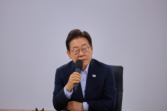 이재명 대통령이 25일 경기 시흥시 SPC삼립 시화공장에서 열린 '산업재해 근절 현장 노사간담회'에서 발언하고 있다. 뉴스1