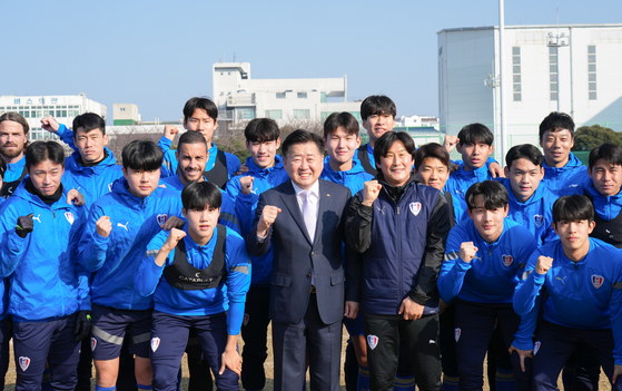 오영훈 제주지사가 지난 2023년 겨울 제주도 내에서 전지훈련 중인 선수단(수원삼성)과 구호를 외치고 있다. 사진 제주도