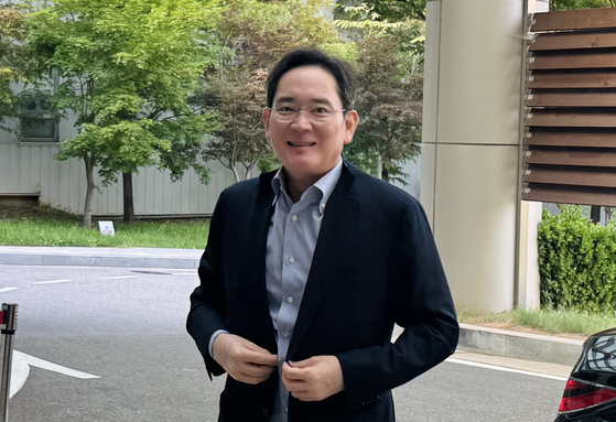 이재용 삼성전자 회장이 29일 강서구 서울김포비즈니스항공센터(SGBAC)를 통해 워싱턴으로 출국하고 있다. 연합뉴스