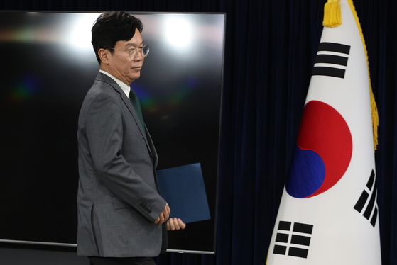 김영훈 고용노동부 장관이 29일 정부서울청사에서 노동조합법 2·3조 개정안(노란봉투법) 등 노동조합 및 노동관계조정법 개정(안) 관련 브리핑을 위해 단상에 오르고 있다. [뉴시스]