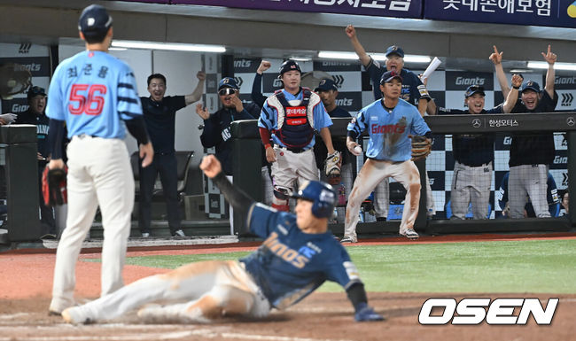 [OSEN=부산, 이석우 기자] 29일 부산 사직야구장에서 2025 신한 SOL 뱅크 KBO 리그 롯데 자이언츠와 NC 다이노스의 경기가 열렸다. 홈팀 롯데는 박세웅이, 방문팀 NC는 로건이 선발 출전했다.NC 다이노스 이호준 감독과 코치진들이 7회초 2사 2,3루 김형준의 볼넷때 폭투로 최정원에 이어 김휘집의 득점에 환호하고 있다. 2025.07.29 / foto0307@osen.co.kr