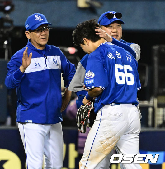[OSEN=지형준 기자] 삼성 박진만 감독이 박승규와 승리 하이파이브를 하며 격려하고 있다. 2025.05.30 /jpnews@osen.co.kr