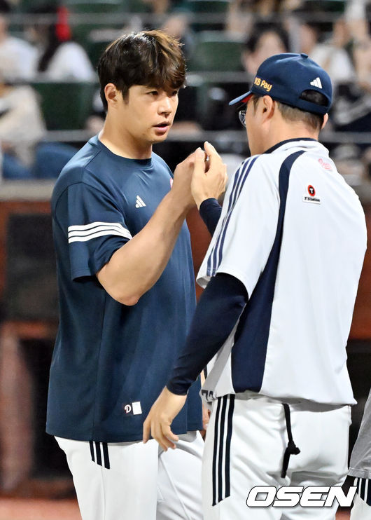 [OSEN=인천, 민경훈 기자] 19일 인천 SSG랜더스필드에서 ‘2025 신한 SOL Bank KBO리그’ SSG 랜더스와 두산 베어스의 경기가 열렸다. 이 경기에서 두산은 김재환 김동준 오명진의 홈런에 힘입어 SSG에 5-0 완승을 거뒀다. 두산 선발 콜어빈은 5이닝 무실점을 기록하며 시즌 7승(7패)에 성공했다.경기를 마치고 두산 김재환이 조성환 대행과 하이파이브를 하고 있다. 2025.07.19 