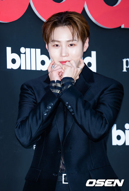 [OSEN=민경훈 기자] 27일 오후 서울 중구 서울 신라호텔 영빈관에서 'Billboard K POWER 100' 이벤트 포토월 행사가 진행됐다.이 행사는 빌보드 코리아의 공식 론칭을 기념하는 자리로, 한국 대중음악의 근 100년 역사를 기념하며 K-팝을 중심으로 한 한국 음악이 세계 음악 산업에 끼친 영향력을 조명하기 위해 마련됐다.하성운이 포토타임을 갖고 있다. 2024.08.27 / rumi@osen.co.kr