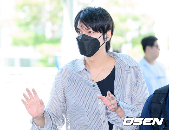 공항 찾은 팬들에게 다정한 인사