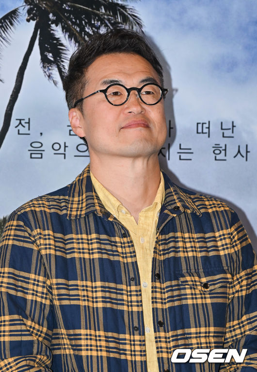 [OSEN=박준형 기자] 23일 오후 서울 용산아이파크몰 내 용산 CGV에서 영화 ' 하와이 연가'(감독 이진영) 언론시사회가 진행됐다.‘하와이 연가’는 121년 하와이 이민의 역사를 월드클래스 아티스트들의 아름다운 연주와 함께 들려주는 감성 음악 영화로 오는 10월 30일, 전국 CGV에서 국내 관객들을 만난다.한국사 강사 최태성이 질문을 듣고 있다. 2024.10.23 / soul1014@osen.co.kr