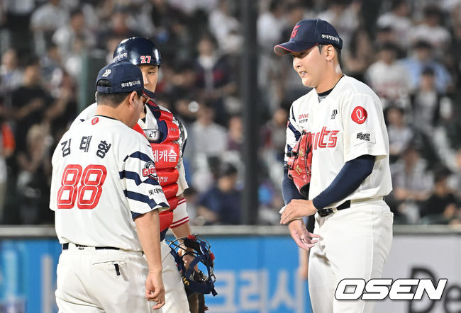 [OSEN=부산, 이석우 기자] 9일 부산 사직야구장에서 2025 신한 SOL 뱅크 KBO 리그 롯데 자이언츠와 두산 베어스의 경기가 열렸다. 홈팀 롯데는 이민석이, 방문팀 두산은 곽빈이 선발 출전했다.롯데 자이언츠 김태형 감독이 9회말 2사 1,2루 상황에서 마운드에 올라 최준용, 유강남과 얘기하고 있다. 2025.07.09 / foto0307@osen.co.kr