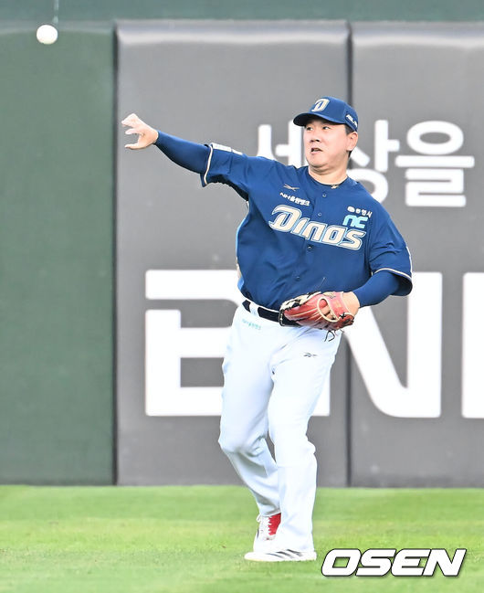 [OSEN=부산, 이석우 기자] 29일 부산 사직야구장에서 2025 신한 SOL 뱅크 KBO 리그 롯데 자이언츠와 NC 다이노스의 경기가 열렸다. 홈팀 롯데는 박세웅이, 방문팀 NC는 로건이 선발 출전했다.NC 다이노스 이우성이 1회말 롯데 자이언츠 손호영의 타구를 잡아 아웃시키고 있다. 2025.07.29 / foto0307@osen.co.kr