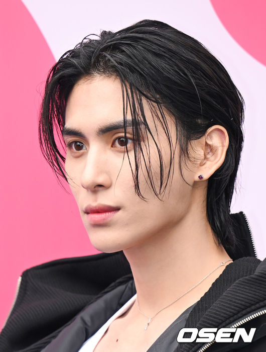 [OSEN=김성락 기자] 3일 오후 서울 성동구 에스팩토리에서 서울 2024 F/W 서울패션위크가 열렸다. 2024 F/W 서울패션위크는 동대문디자인플라자(DDP)와 성수 에스팩토리에서 5일까지 열린다. SF9 유태양이 취재진을 향해 포즈를 취하고 있다. 2024.02.03 / ksl0919@osen.co.kr