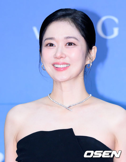 [OSEN=이대선 기자] 5일 오후 서울 강남구 코엑스 D홀에서 ‘제61회 백상예술대상 with 구찌’ 레드카펫 행사가 열렸다.방송·영화·연극을 아우르는 국내 유일무이 종합 예술 시상식 ‘제61회 백상예술대상 with 구찌’는 JTBC·JTBC2·JTBC4에서 동시 생중계, 프리즘·네이버TV·치지직에서 디지털 생중계된다.배우 장나라가 레드카펫을 밟고 있다. 2025.05.05 /sunday@osen.co.kr