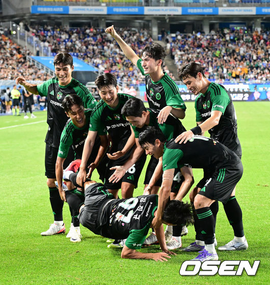 [OSEN=수원, 지형준 기자] 30일 오후 수원월드컵경기장에서 2025 쿠팡플레이 시리즈 팀 K리그와 프리미어리그의 명문 클럽 뉴캐슬 유나이티드의 경기가 열렸다.뉴캐슬의 한국 방문은 창단 133년 만에 처음이다. 국내에서 뉴캐슬의 인지도는 상대적으로 낮은 편이지만, 최근 박승수의 영입으로 주목받고 있다. 뉴캐슬은 팀 K리그와 경기에 이어 8월 3일 서울월드컵경기장에서 토트넘 홋스퍼와 경기를 치른다.전반 팀 K리그 김진규가 선제골을 넣고 동료선수들과 기뻐하고 있다. 2025.07.30 / jpnews@osen.co.kr