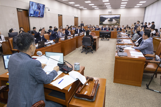 29일 국회에서 열린 농림축산식품해양수산위 전체 회의에서 여야 의원들이 '농수산가격안정제 도입'을 핵심으로 하는 농안법과 양곡법을 처리하는 모습. 연합뉴스
