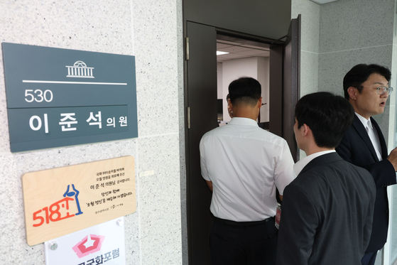30일 오후 서울 여의도 국회 의원회관에서 김건희특검팀(특별검사 민중기)의 이준석 개혁신당 대표에 대한 압수수색 절차적 문제점과 준항고 이유에 대해 김정철 최고위원이 브리핑하고 있는 가운데 특검팀이 2차 압수수색을 위해 이 대표 의원실로 들어가고 있다. 뉴스1