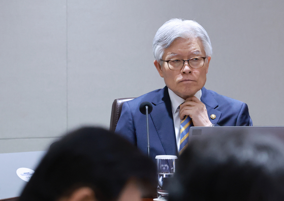 최동석 인사혁신처장이 29일 서울 용산 대통령실 청사에서 이재명 대통령 주재로 열린 국무회의에 참석하고 있다. [연합뉴스]