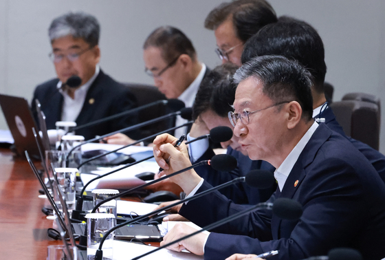 정성호 법무부 장관이 29일 서울 용산 대통령실 청사에서 이재명 대통령 주재로 열린 국무회의에서 국무위원들과 중대재해 근절대책 토론을 하며 발언하고 있다. 연합뉴스
