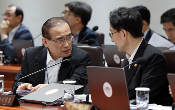 위성락 국가안보실장과 윤창렬 국무조정실장이 지난 29일 서울 용산 대통령실 청사에서 열린 국무회의에서 대화하고 있다. 대통령실 사진기자단