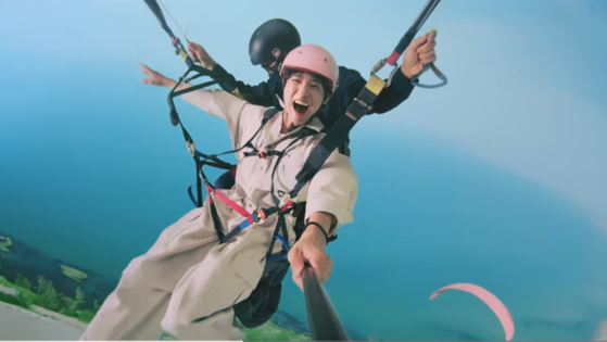 한국관광공사 공식 유튜브 'Imagine Your Korea'에 올라온 박보검이 등장한 뮤직비디오 장면. 뮤직비디오 주제가인 on my way는 박보검이 직접 불렀다. 해당 영상은 공개 하루 만에 조회 수 250만을 기록했다. [유튜브 캡처]