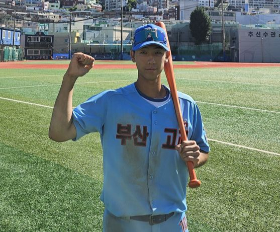 부산고 최민제는 29일 대구고와의 8강전에서 2점 홈런과 2루타 2개로 5타점을 쓸어담았다. 우승 후보 부산고는 그의 활약을 앞세워 6년 만의 대통령배 4강 진출에 성공했다. [사진 박계원 감독]