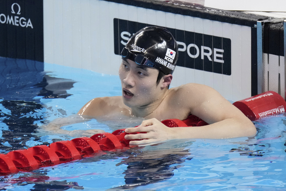 지난 29일 싱가포르 세계수영선수권대회 자유형 200ｍ 경기를 4위로 마친 뒤 아쉬워하는 황선우. AP=연합뉴스