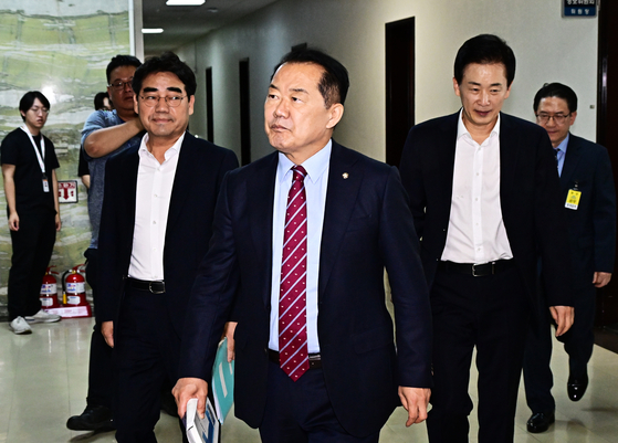 신성범 국회 정보위원장을 비롯한 여야 정보위 소속 의원들이 30일 국회에서 열린 정보위원회에 입장하고 있다. 연합뉴스