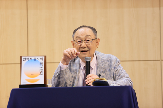 백낙청 서울대 명예교수. 2025년 7월 29일 창비 서교빌딩에서 열린 신간 '변혁적 중도의 때가 왔다' 출간 기념 간담회 모습이다. ⓒ창비 제공 [사진 창비]