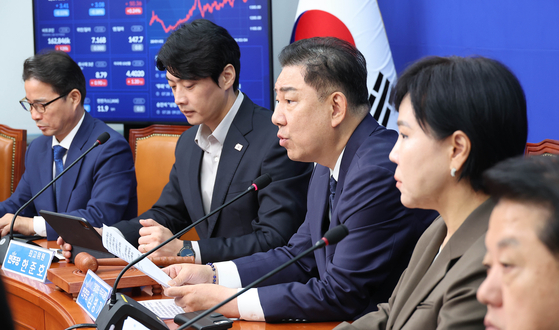 김병기 더불어민주당 대표 직무대행 겸 원내대표(가운데)가 28일 국회에서 열린 최고위원회의에서 모두발언을 하고 있다. 임현동 기자