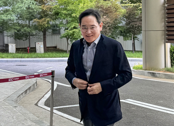 이재용 삼성전자 회장이 29일 서울 강서구 서울김포비즈니스항공센터(SGBAC)를 통해 워싱턴으로 출국하고 있다. 사진 연합뉴스