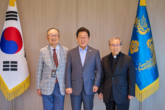 이재명 대통령이 10일 서울 용산 대통령실에서 시민사회 원로인 함세웅 신부, 백낙청 교수와 오찬을 하며 기념촬영을 하고 있다. [사진제공=대통령실] 2025.07.10.