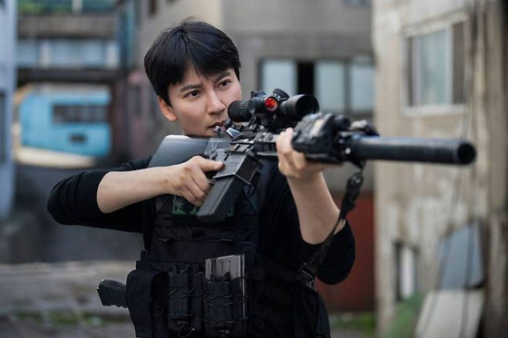 배우 김남길은 ‘트리거’에서 과거 분쟁지역을 다니며 군 스나이퍼로 활약했던 정의로운 경찰 이도를 연기했다. [사진 넷플릭스]