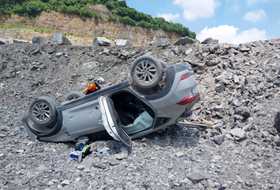 지난해 8월 2일 오후 경남 사천시 사천읍 한 석산에서 SUV 차량이 추락, 전복돼 있다. 사진 경남소방본부