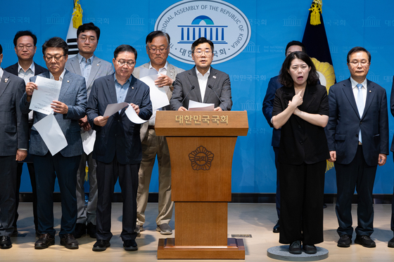 박찬대 더불어민주당 당대표 후보가 29일 서울 여의도 국회 소통관에서 국민의힘 권영세, 이양수, 권성동 의원 고발 기자회견을 하고 있다. 뉴스1