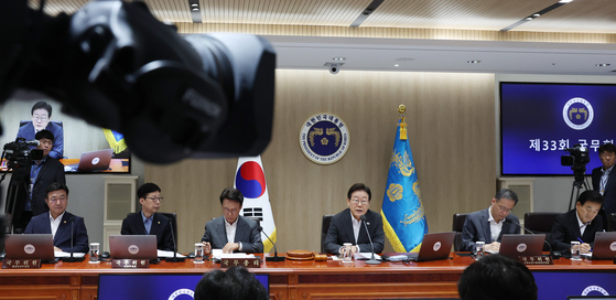 이재명 대통령이 29일 오전 서울 용산 대통령실 청사에서 국무회의를 주재하고 있다. 이날 국무회의는 이 대통령 지시로 1시간20여 분 동안 KTV를 통해 실시간 생중계됐다. [사진 대통령실사진기자단]