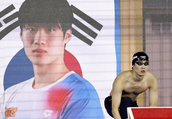 지난 29일 싱가포르 세계수영선수권대회에서 자신의 주 종목인 자유형 200ｍ 결선 레이스를 준비하는 황선우. 로이터=연합뉴스
