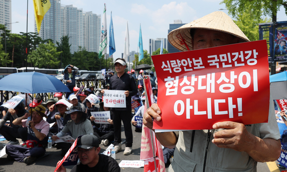28일 서울 용산 대통령실 인근에서 열린 '한-미 상호관세 협상 농축산물 개방 반대 전국농축산인 결의대회'에서 농민들이 한·미 관세협상 농·축산물 개방 반대를 촉구하고 있다.  쌀·소고기 등 미국산 농축산물 개방 압박이 거세지면서 농민단체들은 농축산물이 협상 대상에서 제외돼야 한다고 주장한다.뉴스1