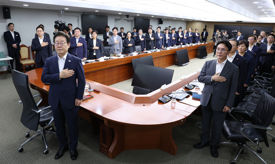 이재명 대통령이 30일 서울 용산 대통령실에서 열린 비상경제점검TF에서 국민의례를 하고 있다. [대통령실사진기자단]